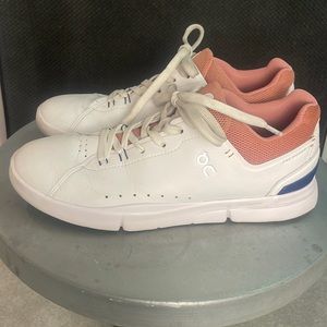 On THE ROGER womens shoe